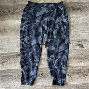 Old Navy Men's Camouflage Joggers - Black and Gray